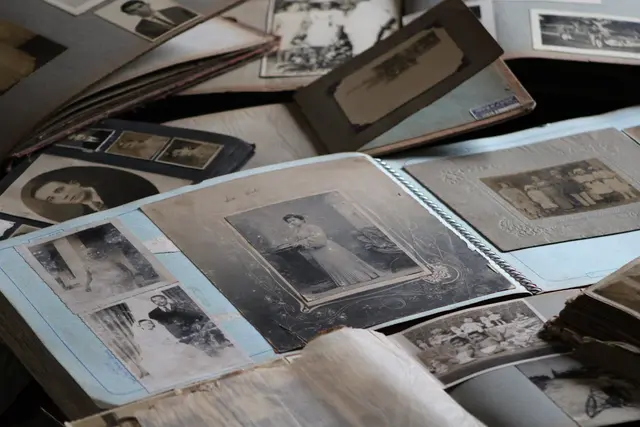 Álbum antigo com fotos em preto e branco, simbolizando memórias guardadas.